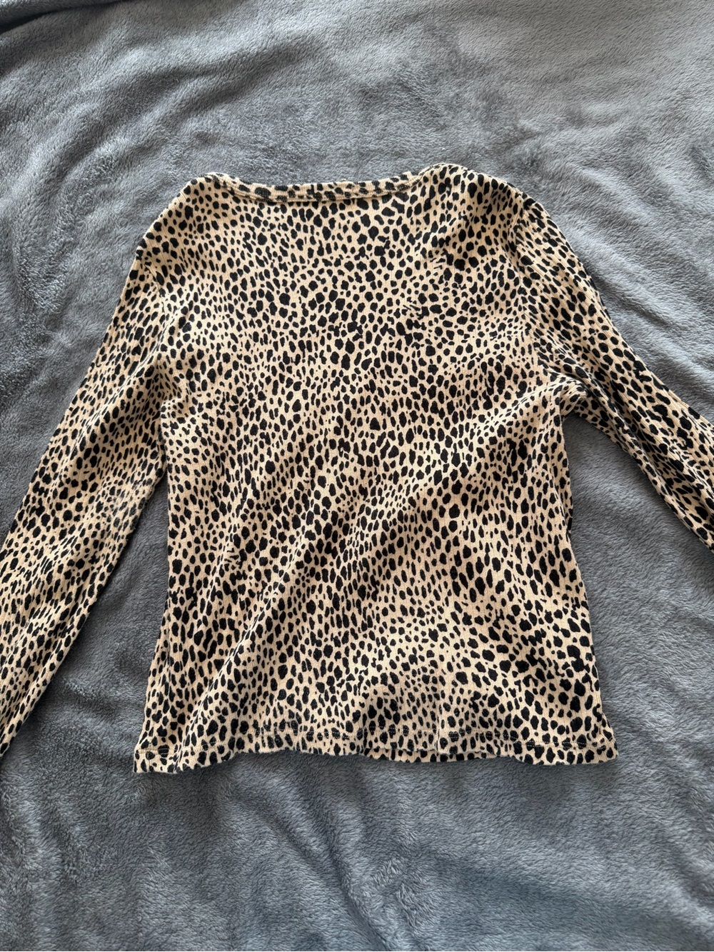 Brandy Melville Cheetah Print V-Neck Women's Sweater Cardigan - Beige and Black - Picture 3 of 4